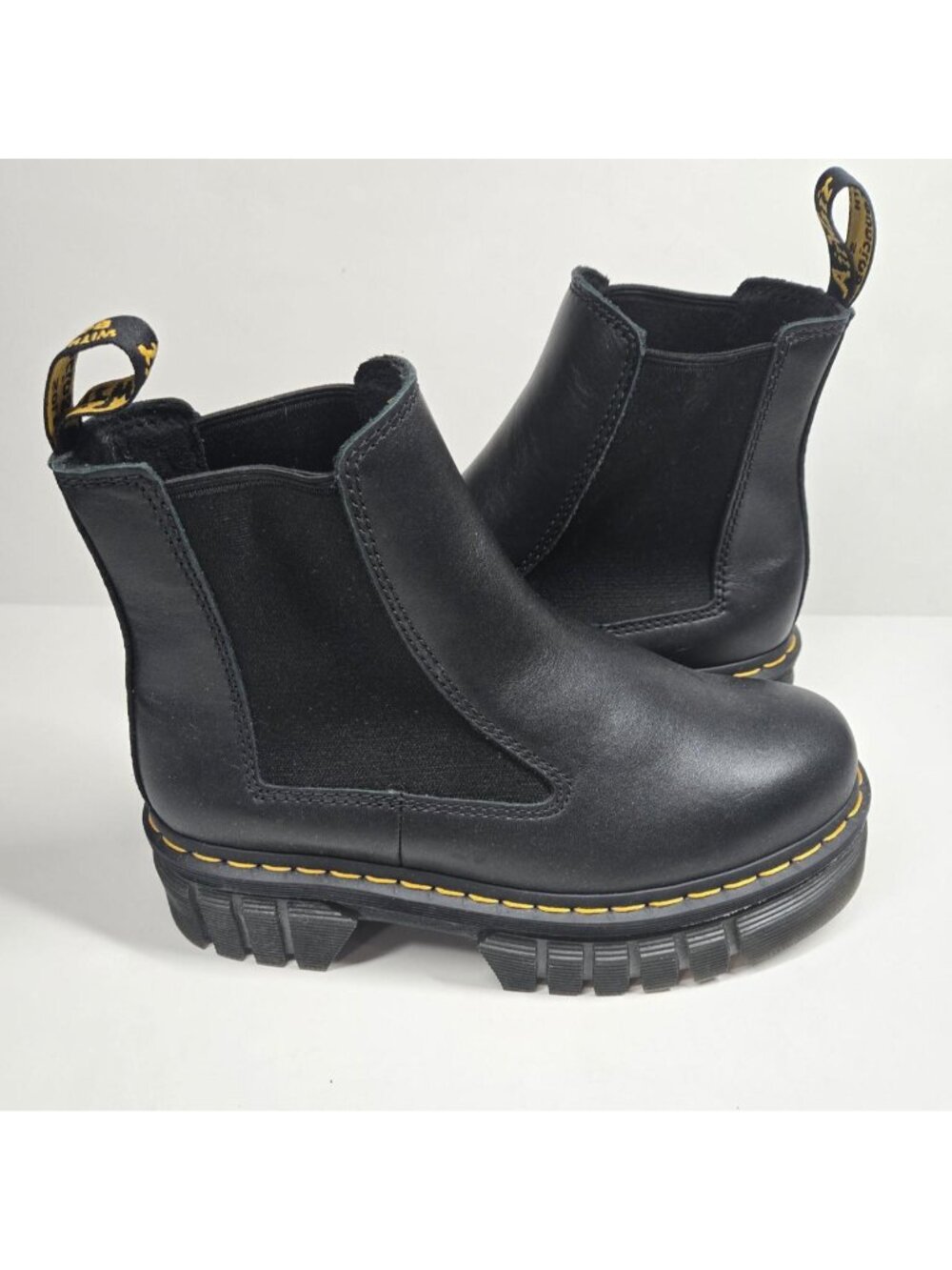 New Dr. Martens Audrick platform black leather chelsea boots. size 7.